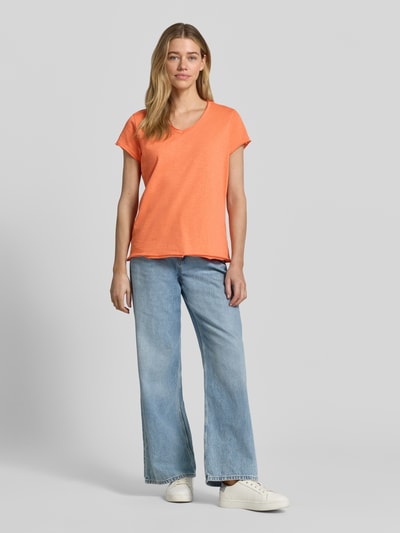 Frauenmodel trägt T-Shirt mit Rollsaum und V-Ausschnitt von Smith and Soul in Orange, Damen T-Shirt aus reiner Baumwolle, Regular-Fit, Ganzkörperansicht von vorne