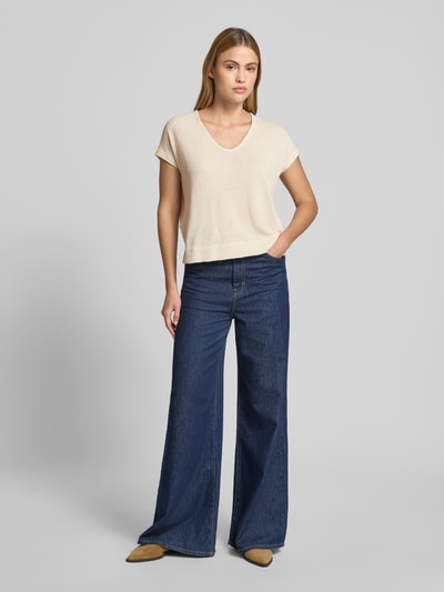 Vrouwenmodel draagt T-shirt uit viscosemix met V-hals model 'SIRUKUS' van OPUS, relaxed fit, ruglengte maat 36: 50 cm, Ganzkörperansicht van voren.