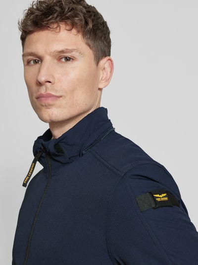 Männermodel trägt Jacke mit Kapuze und Reißverschlusstaschen von PME Legend in Dunkelblau, Material-Mix mit Stretch, Nahaufnahme Oberkörper.