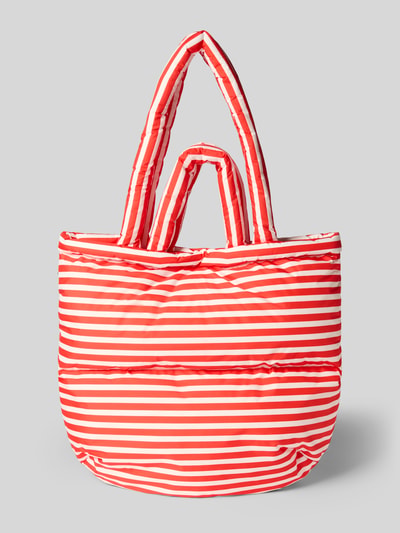 Produktfoto, Handtasche mit Steppnähten und Label-Detail von MADS NØRGAARD im Allover-Look mit Tragehenkel, rot-weiße Streifen, Breite 43 cm, Länge 35 cm, Tiefe 15 cm, Schulterriemenlänge 67 cm.