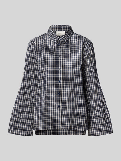 Produktfoto, Regular Fit Bluse mit Gitterkaro Modell 'Drew' von Neo Noir, bawełna, krój regular fit, kołnierzyk koszulowy, zapięcie na guziki, długość tyłu w rozmiarze 36: 70 cm, długość rękawa w rozmiarze 36: 62 cm, granatowo-białe kratki, gładka faktura