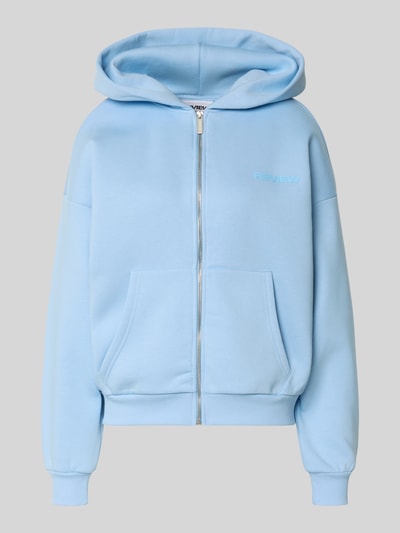 Produktfoto, Relaxed Fit Sweatjacke mit Kapuze von REVIEW, jasnoniebieska bawełna, nadruk z logo, krój relaxed fit, kieszeń kangurka, zamek błyskawiczny