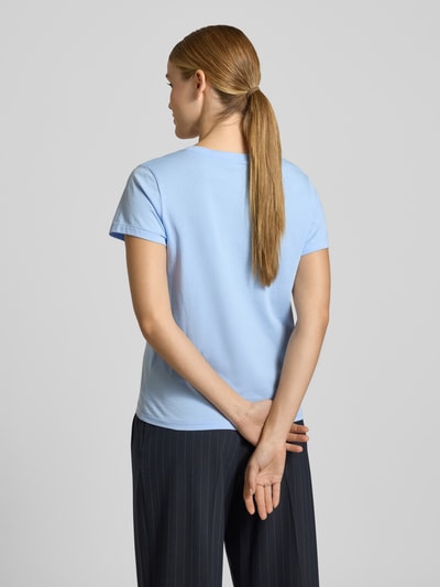 Frauenmodel trägt Regular Fit T-Shirt aus reiner Baumwolle von Polo Ralph Lauren in Hellblau, unifarben, kurzarm, Logo-Stitching, Ganzkörperansicht Rückansicht.