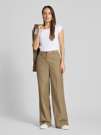Frauenmodel trägt Slim Fit T-Shirt aus Baumwoll-Mix Modell 'C_ECUTE' von BOSS Orange, unifarben, Rundhals, kurzarm, Rippstruktur, Ganzkörperansicht von vorne.