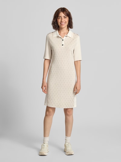 Frauenmodel trägt Polokleid im Allover-Look mit Knopfleiste von Marc Cain in Beige, Viskose-Mix, gerader Schnitt, Minikleid, Ganzkörperansicht von vorne.