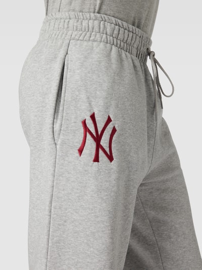 New Era Sweatpants mit Motiv-Stitching Modell 'LEAGUE' Hellgrau Melange 3