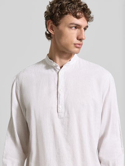 Männermodel trägt Regular Fit Freizeithemd aus Leinen-Baumwoll-Mix von MCNEAL, Stehkragen, Knopfleiste, Nahaufnahme Oberkörper. Rückenlänge bei Größe M: 75 cm, Schulterbreite bei Größe M: 51 cm, Ärmellänge bei Größe M: 66 cm. Hemd in hellem Farbton, dezente Streifenstruktur, glatte Oberfläche.