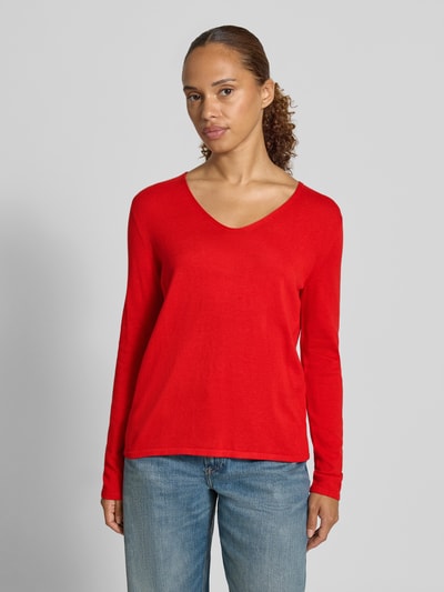Frauenmodel trägt Regular Fit Pullover aus Baumwoll-Mix von Tom Tailor in Rot, kombiniert mit blauer Jeans, Ganzkörperansicht von vorne, Damen Pullover von Tom Tailor.