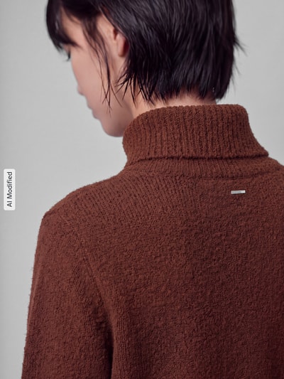 Frauenmodel trägt Relaxed Fit Turtleneck-Pullover aus Schurwoll-Kaschmir-Mix Modell 'Febisana' von BOSS, braun, strukturierte Oberfläche, Ganzkörperansicht Rückansicht, Damen Turtleneck-Pullover von BOSS, KI-modifiziertes Bild.