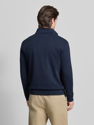 Männermodel trägt Regular Fit Troyer aus Baumwoll-Mix von Polo Ralph Lauren, Optik: Unifarben, Materialverarbeitung: Piqué, Ganzkörperansicht Rückansicht.
