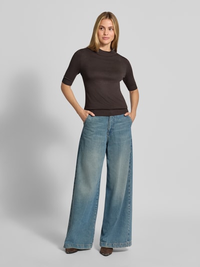 Frauenmodel trägt Slim Fit Bluse aus Viskose-Mix in Strick-Optik von COMMA, dunkler Farbton, kurzer Ärmel, Stehkragen, Ganzkörperansicht von vorne