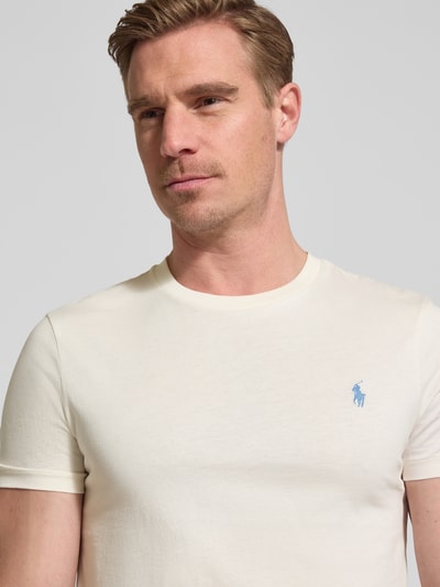 Męski model nosi Regular Fit T-Shirt aus reiner Baumwolle von Polo Ralph Lauren, efekt: jednolity kolor, wyhaftowane logo, okrągły dekolt, krótki rękaw, dżersej, bawełna, jasny kolor, gładka faktura, zbliżenie górnej części ciała.