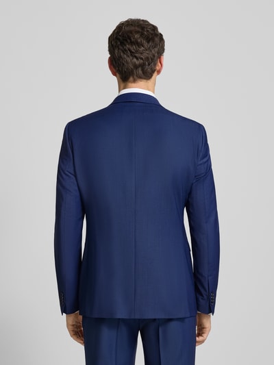 Männermodel trägt Regular Fit 2-Knopf-Sakko mit Woll-Anteil Modell 'CADEN' von CG - Club of Gents in Blau, Material-Mix, Ganzkörperansicht Rückansicht.