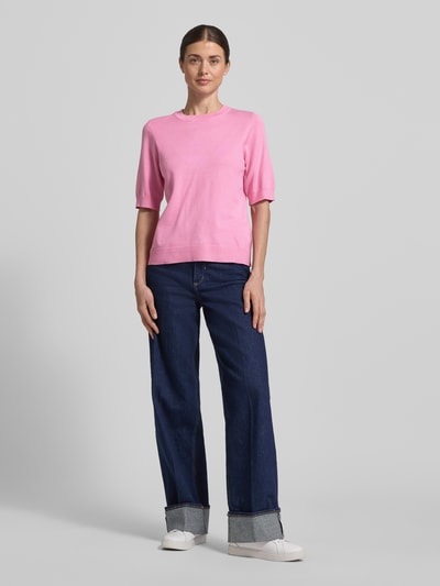 Frauenmodel trägt Strickshirt aus Viskose-Mix mit Rundhalsausschnitt Modell 'LENA' von YAS in Rosa, Körpernaher-Schnitt, 1/2-Arm, gerippte-Abschlüsse, Ganzkörperansicht von vorne.