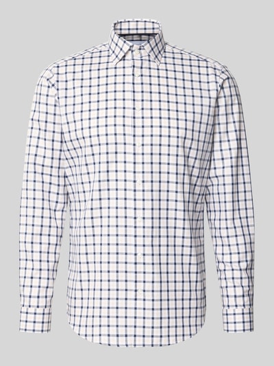 Produktfoto, Regular Fit Business-Hemd mit Kentkragen von Christian Berg Men in kariertem Muster, Reine Baumwolle, Knopfleiste, Sportmanschetten, abgerundeter Saum, Rückenlänge 78 cm, Schulterbreite 47 cm, Ärmellänge 65 cm, Farben Weiß und Blau.