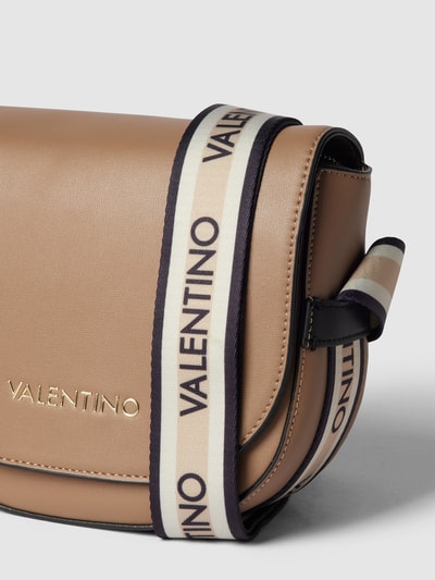 VALENTINO BAGS Saddle Bag mit Label-Detail in metallic Modell 'COUS' Taupe 2