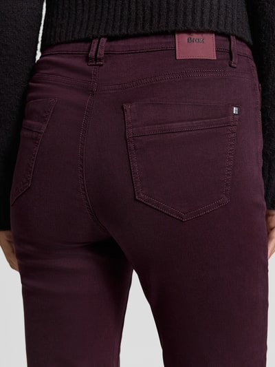 Vrouwenmodel draagt Straight Fit Jeans uit lyocell-mix model 'MARY' van Brax in donker bordeaux, dames straight jeans, detailopname rugzijde.