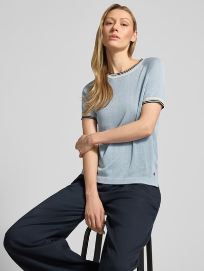 Frauenmodel trägt Regular Fit T-Shirt aus Viskose-Mix in Strick-Optik von Jake*s Collection, hellblau, Rundhalsausschnitt, Nahaufnahme Oberkörper.