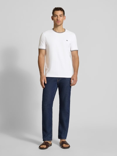 Männermodel trägt T-Shirt mit Kontraststreifen und Rundhalsausschnitt von Christian Berg Men, Weiß mit dunklen Details, Baumwoll-Elasthan-Mix, Regular-Fit, Rückenlänge bei Größe M 71 cm, Ganzkörperansicht von vorne.