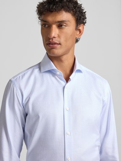 Mannelijk model draagt Regular Fit Businesshemd aus reiner Baumwolle Modell 'JOE' van BOSS, structuurpatroon rasterruit, lichtblauw, haaikraag, lange mouwen, popeline, puur katoen, knoopsluiting, label stitching, achterpas. Nahaufnahme bovenlichaam.