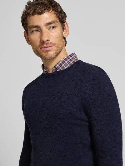 Männermodel trägt Kaschmirpullover mit gerippten Abschlüssen von Christian Berg Men in Dunkelblau, reine Wolle, Nahaufnahme Oberkörper.