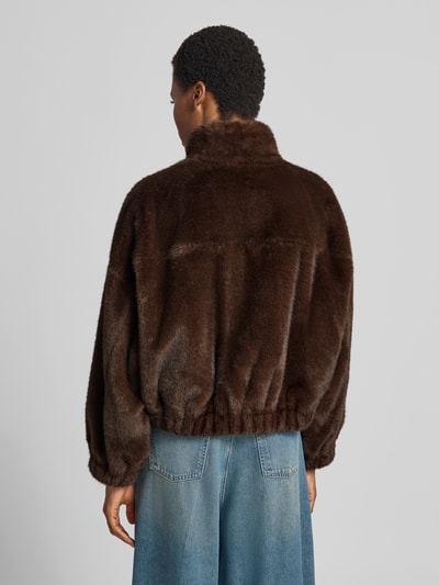Frauenmodel trägt Regular Fit Jacke mit Reverskragen Modell 'WKDCOLIBRI' von Weekend Max Mara, braun, samtige Textur, Ganzkörperansicht Rückansicht, Damen Blazer von Weekend Max Mara.