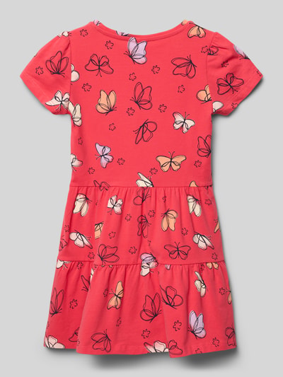 Meisje draagt Leicht ausgestelltes Freizeitkleid aus Baumwoll-Mix van s.Oliver RED LABEL, katoenmix in rood met vlinderprint, uitlopende fit, ronde hals, korte mouw, geheel van achteren