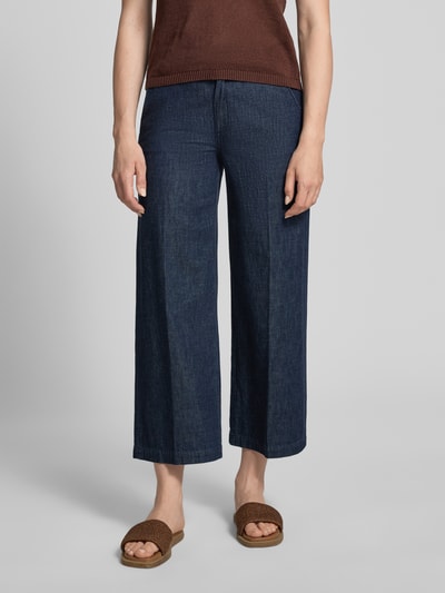 Frauenmodel trägt dunkelblaue Jeans mit Bügelfalten und Eingrifftaschen von comma, reine Baumwolle, Wide Leg, Nahaufnahme Unterkörper.