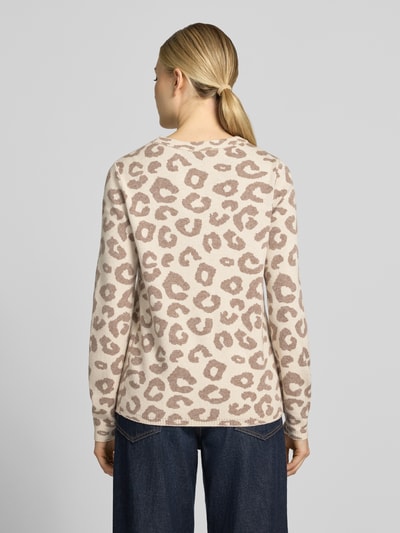 Vrouwenmodel draagt gebreide pullover van Viscosemix Model 'TIF' van VILA, regular fit, all-over look, ronde hals, ruglengte maat S 57 cm, mouwlengte maat S 61 cm, beige en lichtbruine luipaardprint, zachte textuur, geheelopname rugaanzicht.