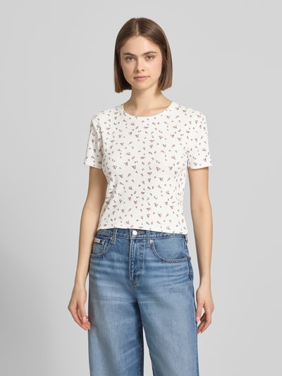 Frauenmodel trägt Regular Fit T-Shirt aus Baumwoll-Mix Modell 'FENJA' von Only mit Motiv-Print und Optik:Allover-Muster, Ganzkörperansicht von vorne.