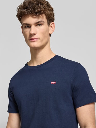 Männermodel trägt T-Shirt mit Label-Stitching van Levi's®, donkerblauw, regular fit, puur katoen, ronde hals, Nahaufnahme Oberkörper.