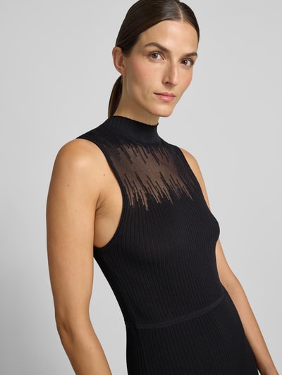 Frauenmodel trägt Enganliegendes Freizeitkleid aus Viskose-Mix Modell 'Sieffily' von HUGO, schwarzer Stoff mit transparenter Partie, Nahaufnahme Oberkörper, Damen Freizeitkleid von HUGO.