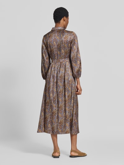Vrouwenmodel draagt midi-jurk met tailleband Model 'PASSO' van EMME, Satijn, getailleerde pasvorm, overhemdkraag, doorlopende knoopsluiting, langemouwen met elastische boordjes, midilengte, ruglengte maat 36: 126 cm, borstwijdte maat 36: 50 cm, mouwlengte maat 36: 55 cm, paars en bruin patroon, glanzende textuur, volledige lichaamsaanzicht achterkant.