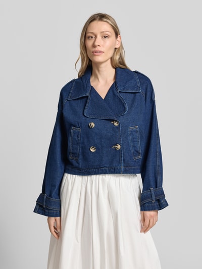 Kobiece modelka nosi niebieski trencz Regular Fit Trenchcoat aus Baumwoll-Mix model 'LELOU' von Vero Moda, przód, zbliżenie na górę ciała