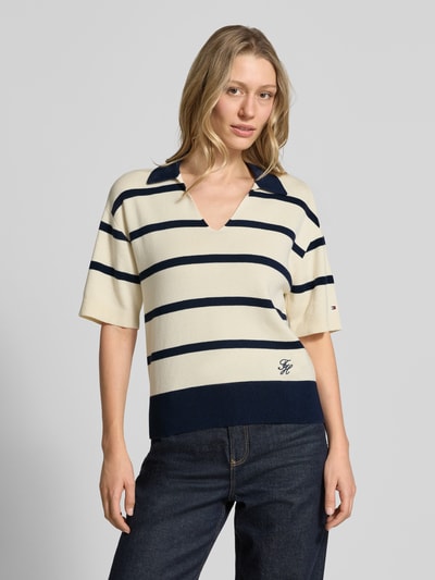 Modelka nosi Regular Fit Pullover aus reiner Baumwolle von Tommy Hilfiger, efekt: wzór w paski, kołnierzyk polo, dekolt w serek, wyhaftowane logo, krótki rękaw, zakończenie prążkowane, drobny splot, bawełna, Ganzkörperansicht von vorne.