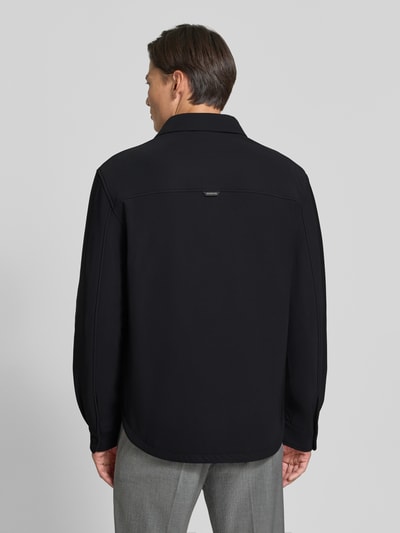 Männermodel trägt zwart overshirt met Kentkraag, borstzak en labeldetail van Antony Morato, materiaalmix met stretch, regular fit, geheel achteraanzicht.