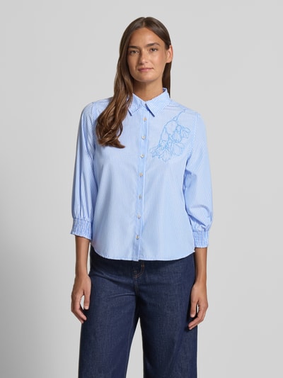Vrouwenmodel draagt Regular Fit Blouse met 3/4-mouw model 'EVALINA' van FREE/QUENT, blauw-witte strepen, katoenmix, stitching, vooraanzicht bovenlichaam.