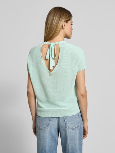 Frauenmodel trägt T-Shirt in Strick-Optik mit V-Ausschnitt von Rich & Royal, Damen T-Shirt aus Baumwoll-Mix, Straight Fit, Rückenlänge 40 cm, Ganzkörperansicht Rückansicht.