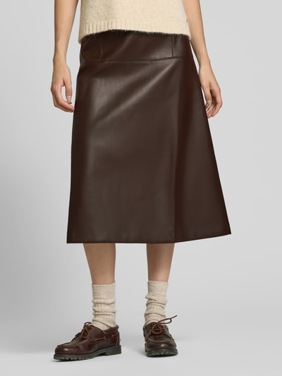 Vrouwenmodel draagt Midirok in Leerlook van Apricot, A-lijn, siernaden, naadritssluiting, bandwijdte maat S 36 cm, totale lengte 78 cm, Ganzkörperansicht von vorne.