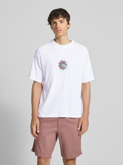 Männermodel trägt T-Shirt mit Label-Print und Rundhalsausschnitt von Jack & Jones aus reiner Baumwolle, Regular-Fit, weiß, Ganzkörperansicht von vorne.