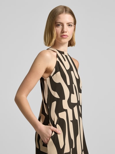 Frauenmodel trägt Midikleid im Allover-Look Modell 'Wina dune' von OPUS, Viskose-Elasthan-Mix, A-Linie, Nahaufnahme Oberkörper.