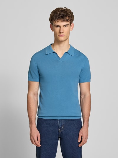 Męski model nosi Regular Fit Poloshirt in Strick-Optik Modell 'Bray' od Blend, czysta bawełna, krótki rękaw, kolor niebieski, krój regular fit, długość tyłu 68 cm w rozm. M, widok całej sylwetki z przodu.