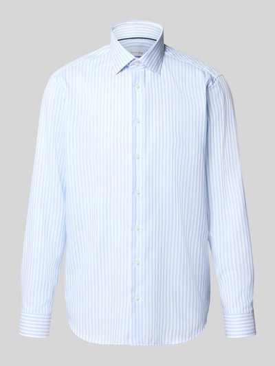 Produktfoto, Regular Fit Business-Hemd mit Kentkragen von Christian Berg Men in Hellblau mit weißen Streifen, reine Baumwolle, Knopfleiste, glatte Struktur, Rückenlänge 74 cm, Schulterbreite 44 cm, Ärmellänge 65 cm