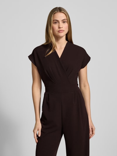 Vrouwenmodel draagt Jumpsuit met steekzakken Model 'Ko44a' van ZABAIONE, materiaalmix met stretch, regular fit, V-hals, nahaufnahme bovenlichaam. Ruglengte maat S: 36 cm, borstwijdte 41 cm, mouwlengte 9 cm, totale lengte 140 cm, binnenbeenlengte 70 cm.