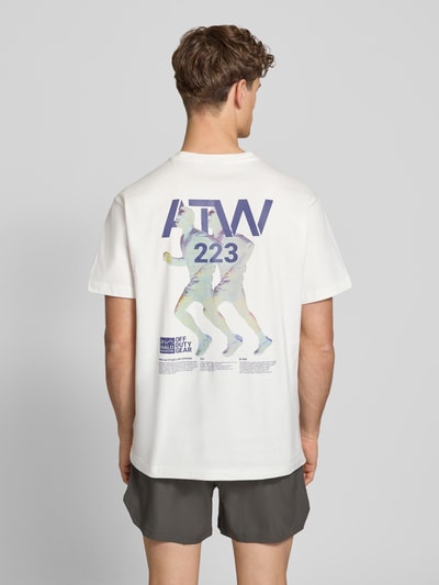 Männermodel trägt T-Shirt mit Label-Print von HALO in Weiß, Reine Baumwolle, Regular-Fit, Rundhalsausschnitt, Rückenlänge 75 cm, Ganzkörperansicht Rückansicht.