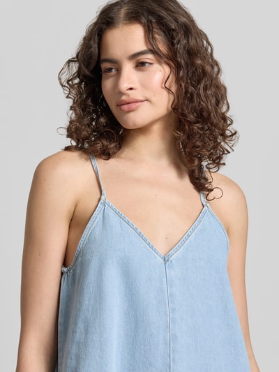 Frauenmodel trägt Minikleid in Denim-Optik Modell 'LUCY' von JJXX aus Reine Baumwolle, Spaghettiträger, V-Ausschnitt, Nahaufnahme Oberkörper.