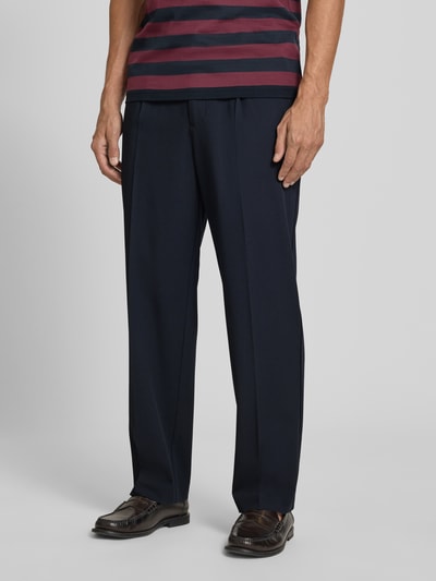 Męski model trägt Straight Fit Hose mit Viskose-Anteil von MCNEAL, elastyczna mieszanka materiałów, zakładki w pasie, kieszenie z tyłu, zapięcie na guzik i zamek błyskawiczny, szerokość w rozmiarze M: 41 cm, długość wewnętrzna nogawki M: 75 cm, kolor granatowy, gładka tekstura, ganzkörperansicht von vorne.