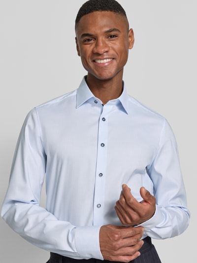 Männermodel trägt Body Fit Business-Hemd mit Kentkragen von OLYMP Level Five, Baumwoll-Elasthan-Mix, Hellblau, Knopfleiste, Nahaufnahme Oberkörper. Rückenlänge 83 cm, Schulterbreite 44 cm, Ärmellänge 73 cm, Größe 40L.