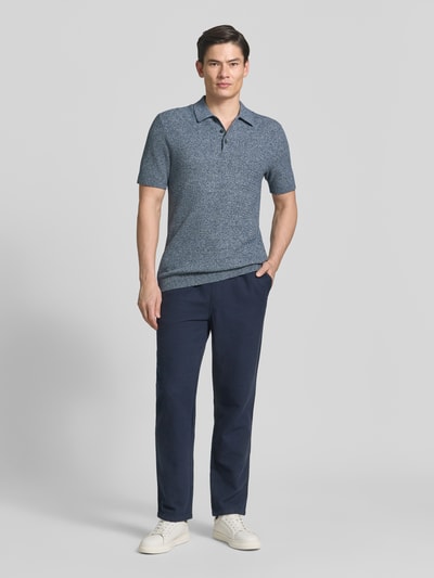 Männermodel trägt Regular Fit Poloshirt mit Strukturmuster Modell 'Riley' von Jack & Jones Premium in Blau, Reine Baumwolle, kurzärmelig, Ganzkörperansicht von vorne.