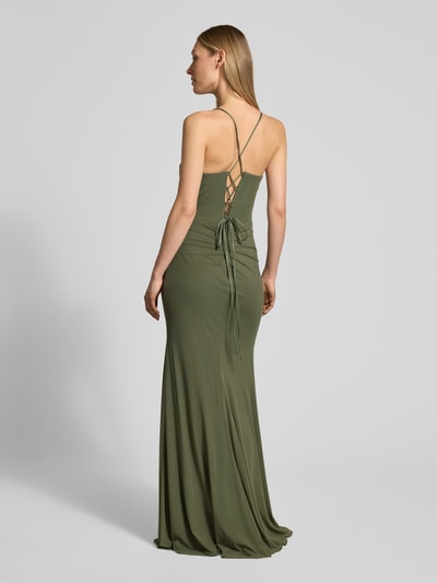 Modelka nosi Slim Fit Abendkleid mit Gehschlitz od Luxuar, krój slim fit, rozcięcie, marszczenia, wiązany tył, ramiączka spaghetti, długość pleców w rozmiarze 36: 141 cm, szerokość w rozmiarze 36: 29 cm, zielony, gładka faktura, widok całej sylwetki z tyłu